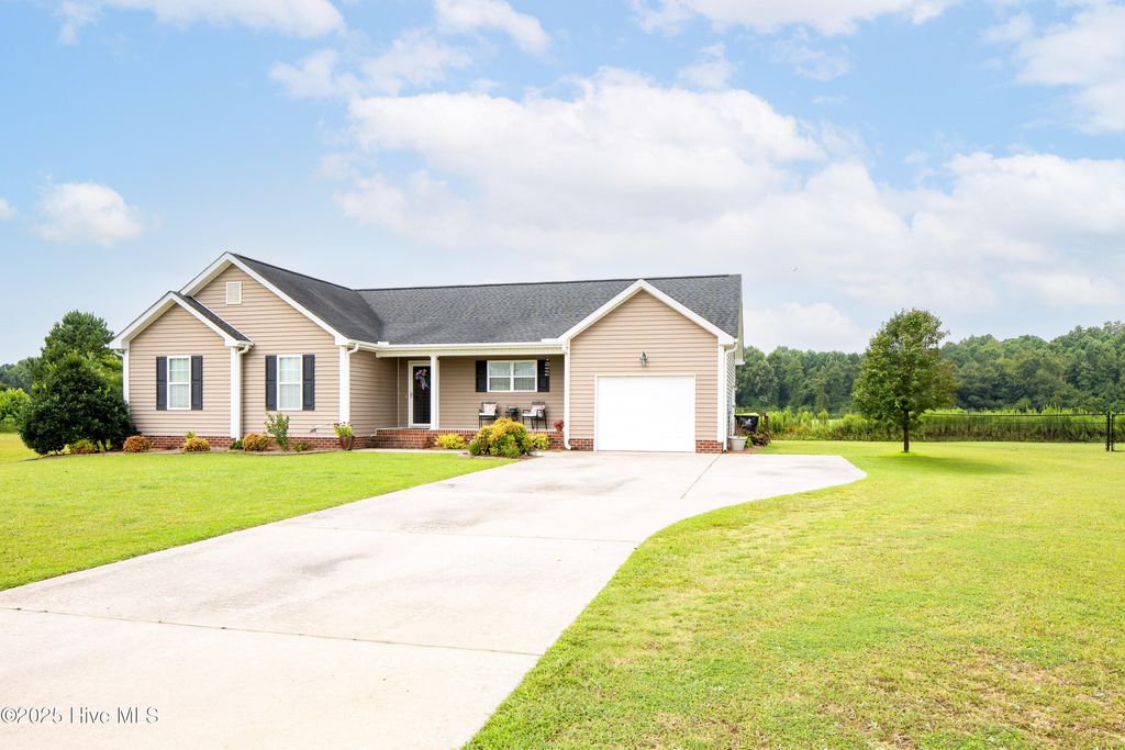 Photo of 118 Northgate Lane, Clinton, NC 28328 (MLS # 100523993)