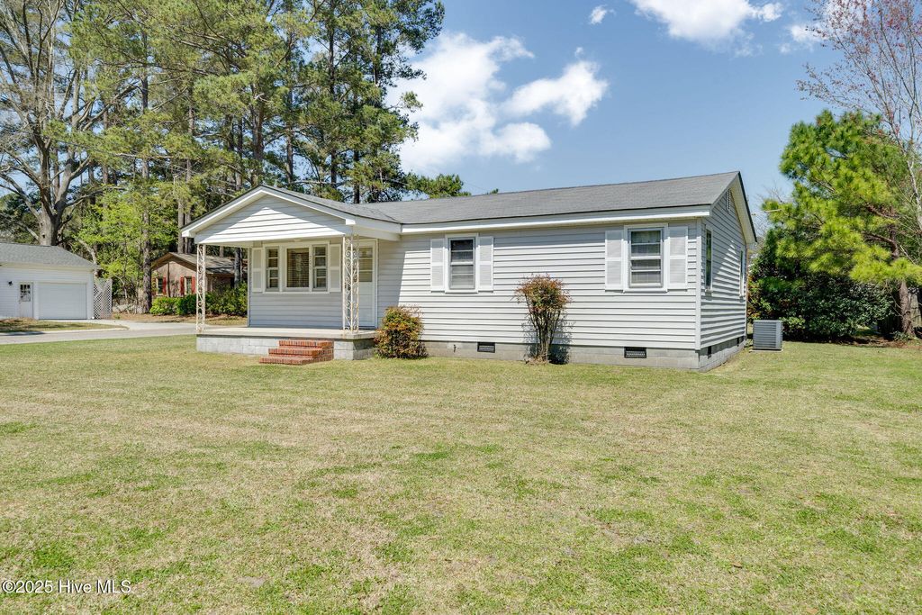 Photo of 706 Miami Avenue, Wallace, NC 28466 (MLS # 100536495)