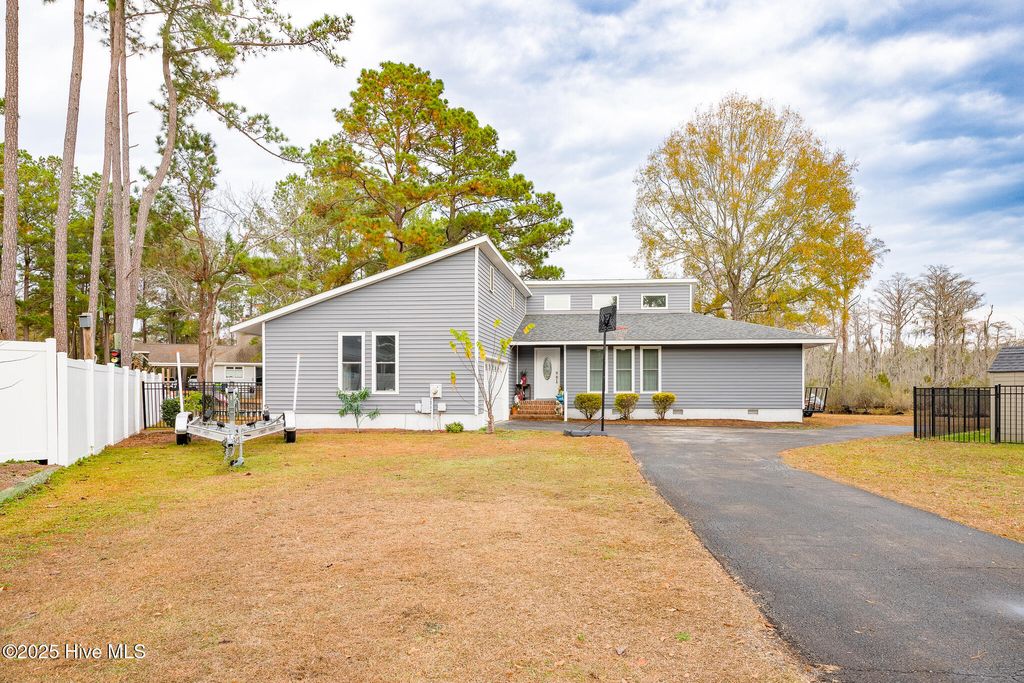 Photo of 107 Knotline Road, New Bern, NC 28562 (MLS # 100543474)