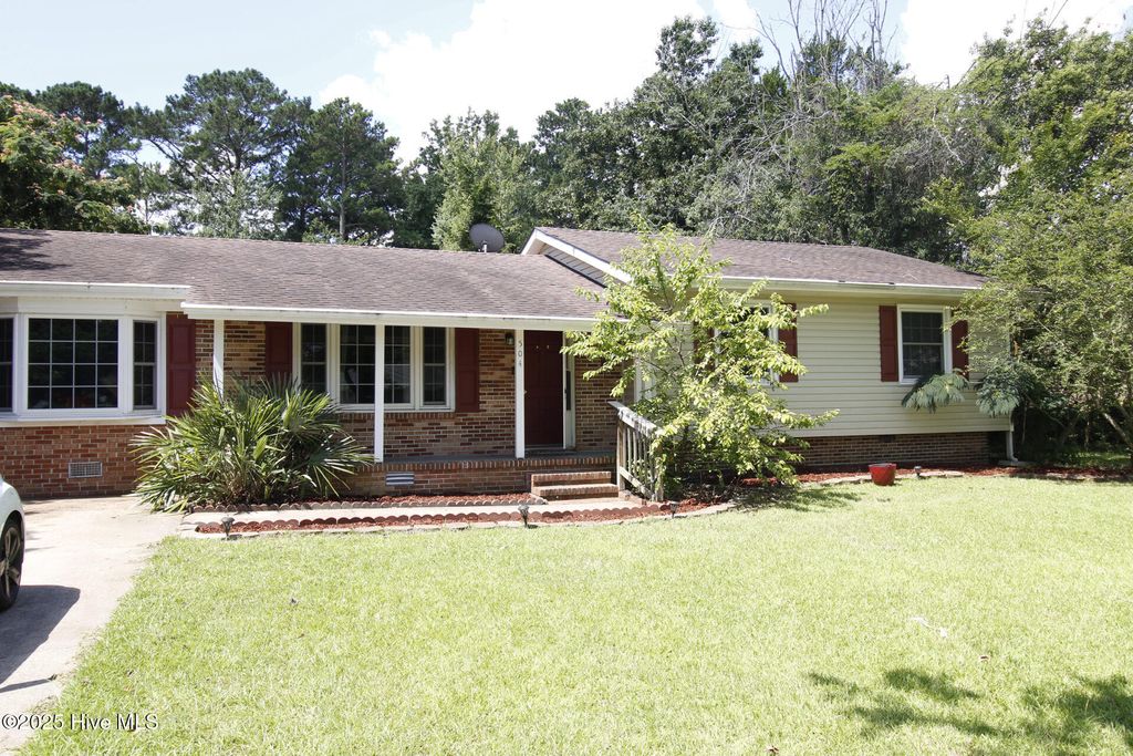 Photo of 504 Greenbriar Drive, Jacksonville, NC 28546 (MLS # 100522447)