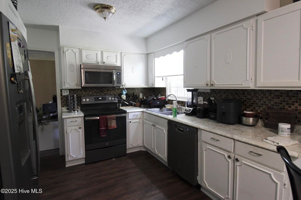 Photo of 504 Greenbriar Drive, Jacksonville, NC 28546 (MLS # 100522447)