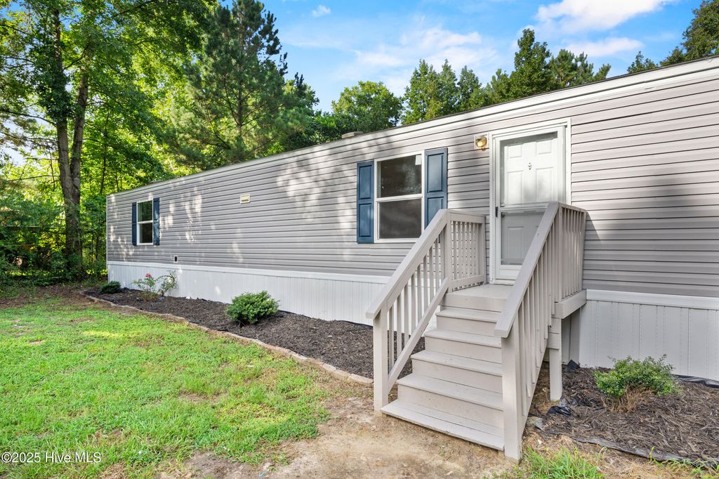 Photo of 325 Messer Loop Road, Burgaw, NC 28425 (MLS # 100523684)