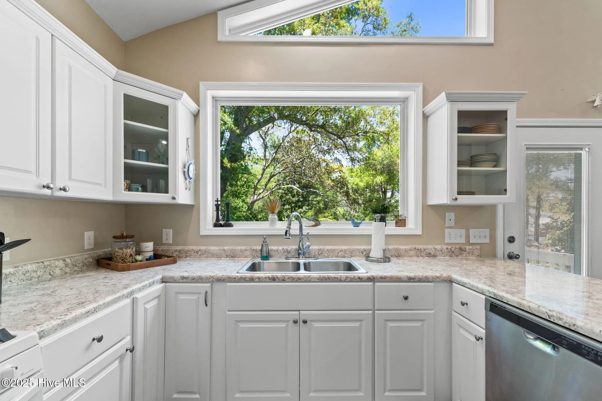 Southport, North Carolina 28461, United States, 4 Bedrooms Bedrooms, ,2 BathroomsBathrooms,Residential,Pending,183275