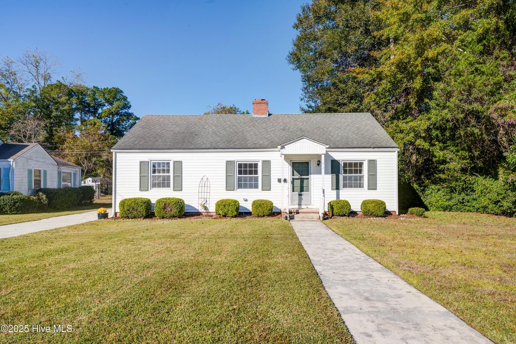 Photo of 1612 Queen Anne Lane, New Bern, NC 28560 (MLS # 100539828)
