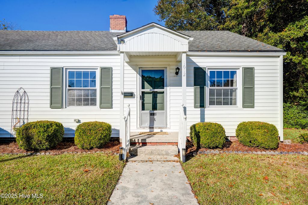 Photo of 1612 Queen Anne Lane, New Bern, NC 28560 (MLS # 100539828)