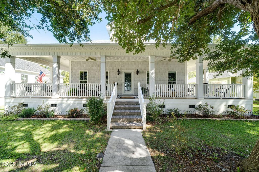 Photo of 212 Lakeshore Drive, Lake Waccamaw, NC 28450 (MLS # 100534572)