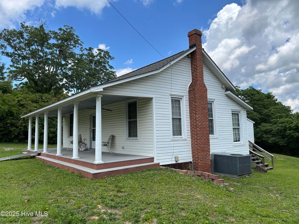Photo of 106 W Barrett Street, Carthage, NC 28327 (MLS # 100509491)
