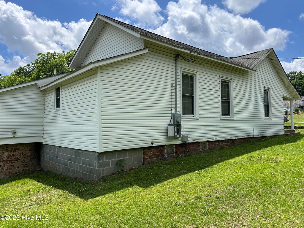 Photo of 106 W Barrett Street, Carthage, NC 28327 (MLS # 100509491)