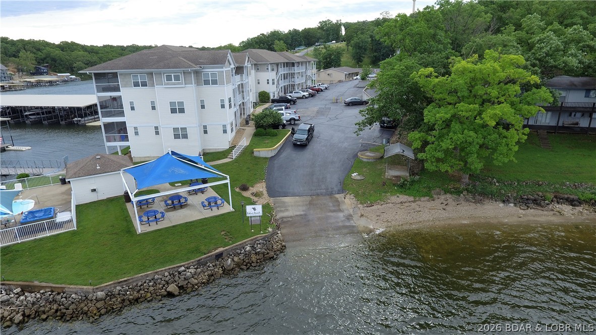 Robins at the Waters Edge Condominium - Residential