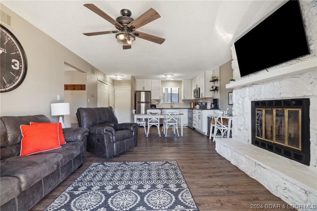 Osage Beach, Missouri 65065, United States, 2 Bedrooms Bedrooms, ,2 BathroomsBathrooms,Residential,Contingent,64612