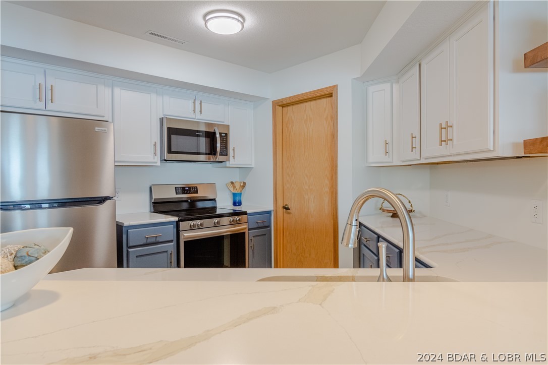 Lake Ozark, Missouri 65049, United States, 2 Bedrooms Bedrooms, ,2 BathroomsBathrooms,Residential,Contingent,60915