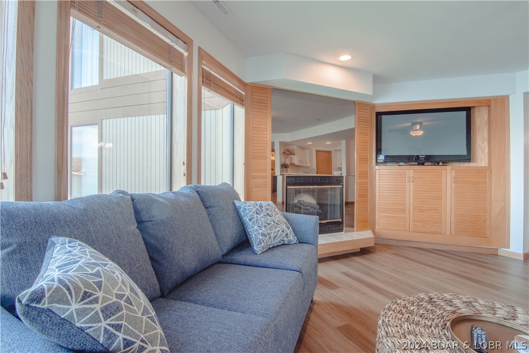 Lake Ozark, Missouri 65049, United States, 2 Bedrooms Bedrooms, ,2 BathroomsBathrooms,Residential,Contingent,60915