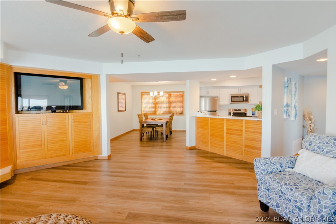 Lake Ozark, Missouri 65049, United States, 2 Bedrooms Bedrooms, ,2 BathroomsBathrooms,Residential,Contingent,60915