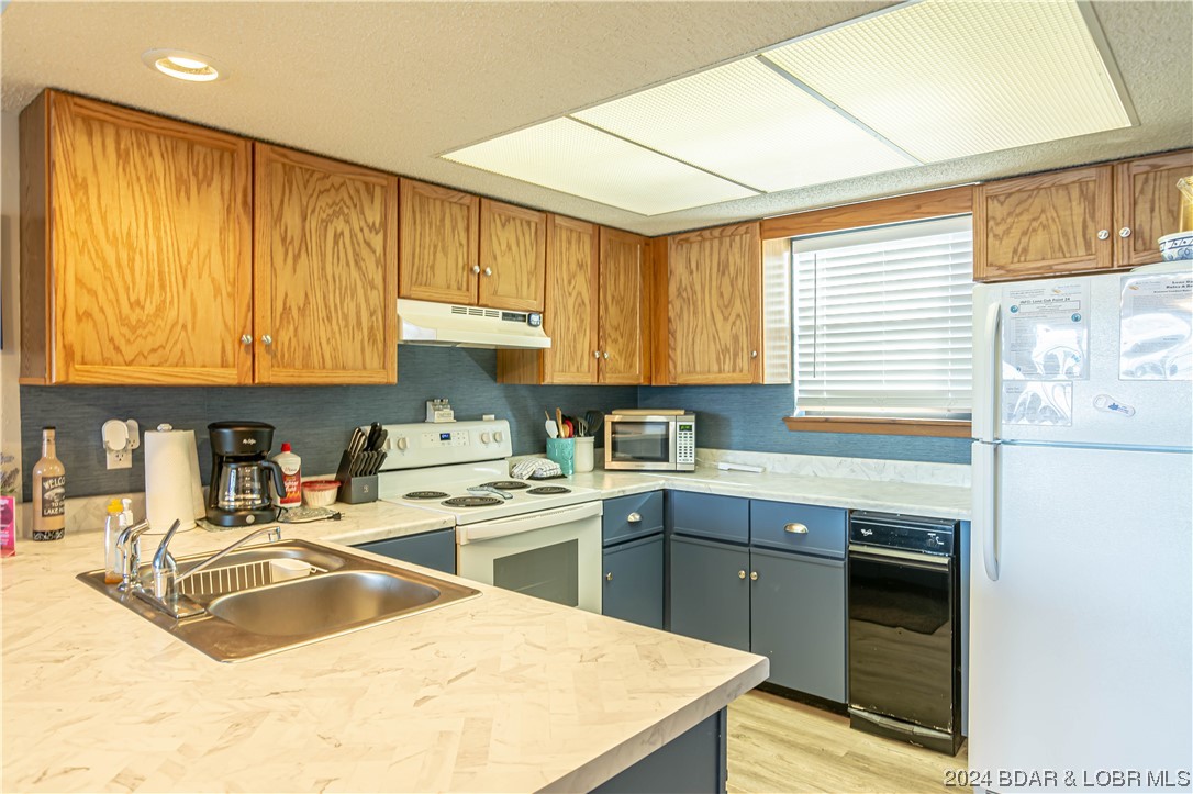 Sunrise Beach, Missouri 65079, United States, 2 Bedrooms Bedrooms, ,2 BathroomsBathrooms,Residential,Contingent,66351