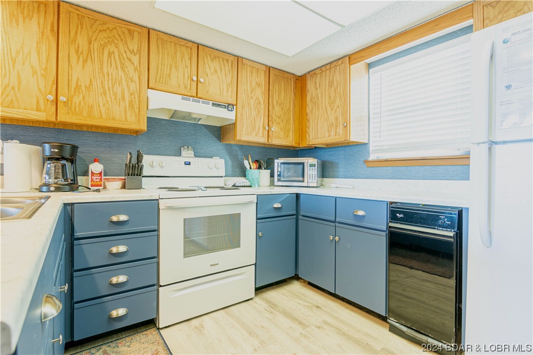 Sunrise Beach, Missouri 65079, United States, 2 Bedrooms Bedrooms, ,2 BathroomsBathrooms,Residential,Contingent,66351