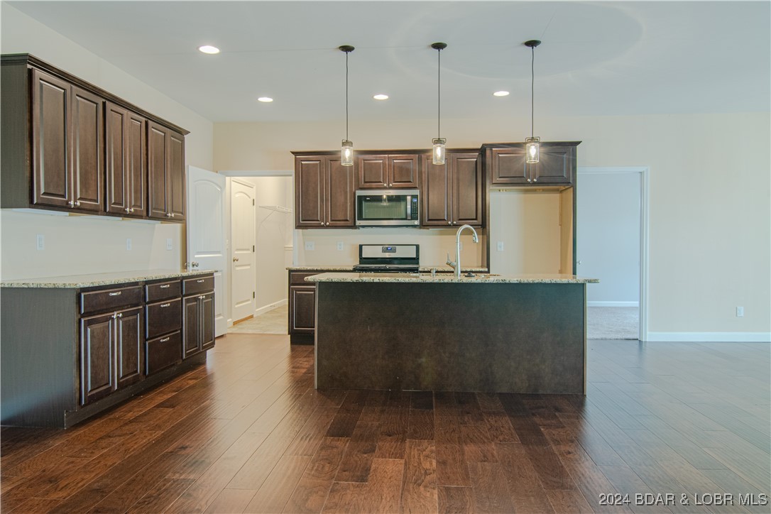 Camdenton, Missouri 65020, United States, 4 Bedrooms Bedrooms, ,3 BathroomsBathrooms,Residential,Contingent,35932