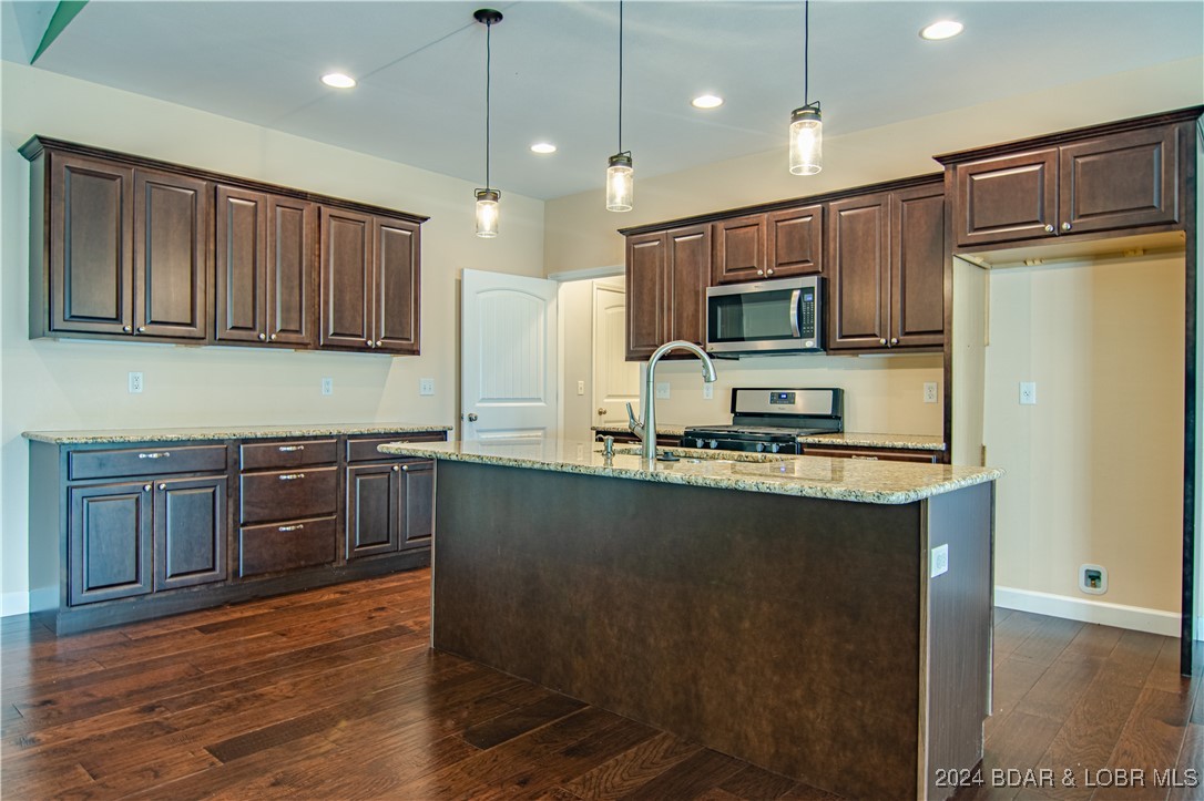 Camdenton, Missouri 65020, United States, 4 Bedrooms Bedrooms, ,3 BathroomsBathrooms,Residential,Contingent,35932