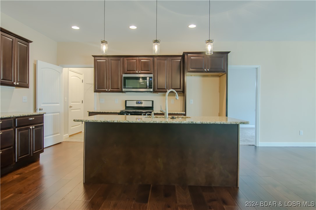 Camdenton, Missouri 65020, United States, 4 Bedrooms Bedrooms, ,3 BathroomsBathrooms,Residential,Contingent,35932