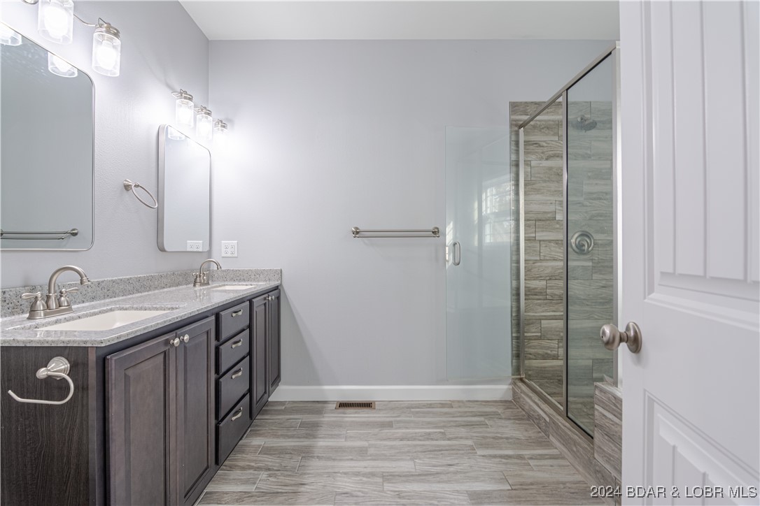 Camdenton, Missouri 65020, United States, 4 Bedrooms Bedrooms, ,3 BathroomsBathrooms,Residential,Contingent,35932