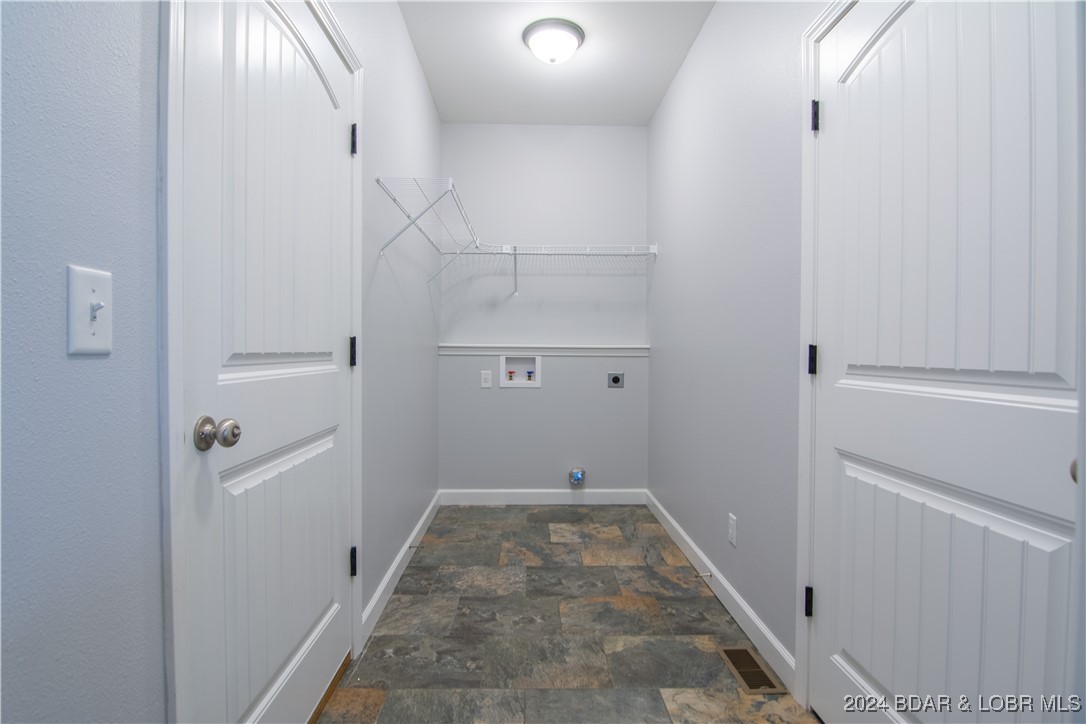 Camdenton, Missouri 65020, United States, 4 Bedrooms Bedrooms, ,3 BathroomsBathrooms,Residential,Contingent,35932