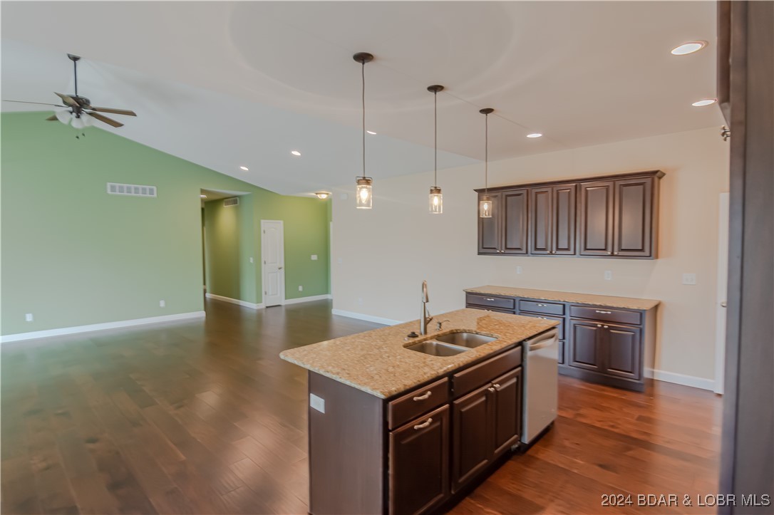 Camdenton, Missouri 65020, United States, 4 Bedrooms Bedrooms, ,3 BathroomsBathrooms,Residential,Contingent,35932