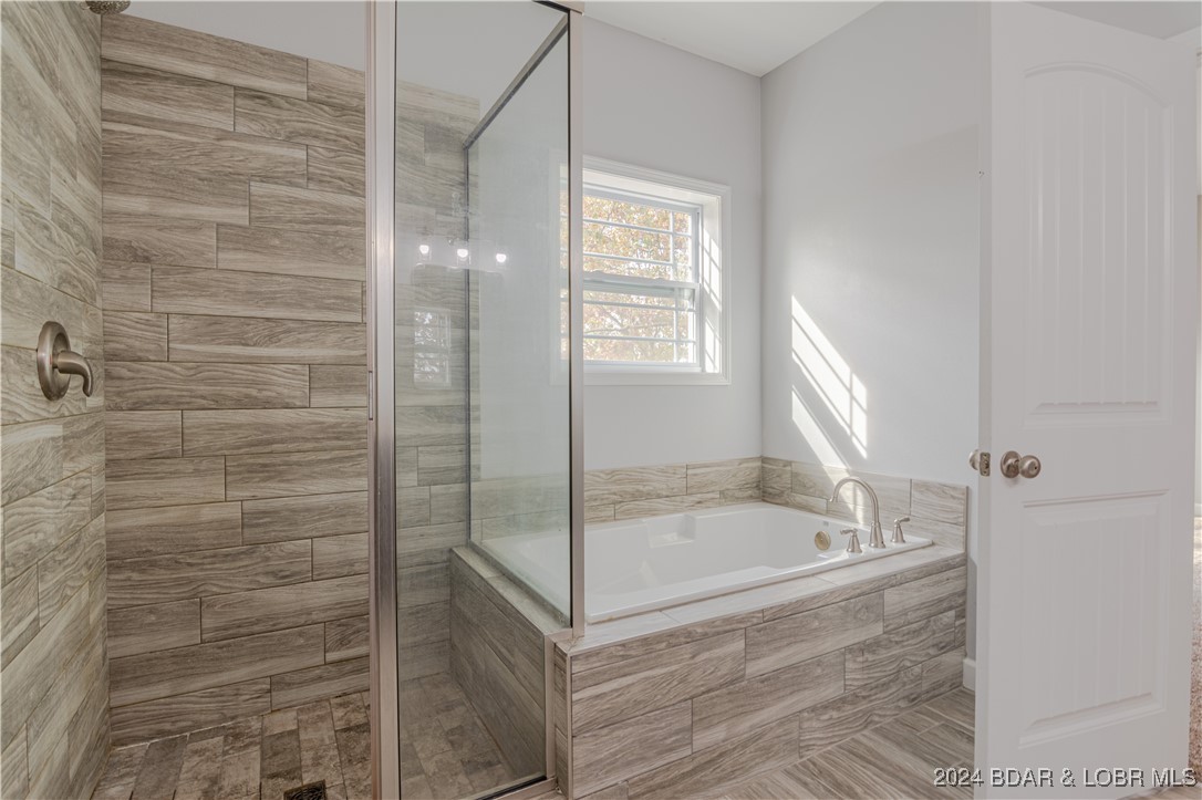 Camdenton, Missouri 65020, United States, 4 Bedrooms Bedrooms, ,3 BathroomsBathrooms,Residential,Contingent,35932