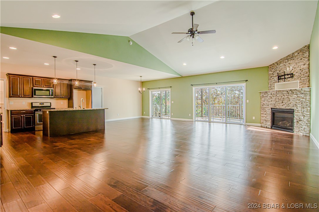 Camdenton, Missouri 65020, United States, 4 Bedrooms Bedrooms, ,3 BathroomsBathrooms,Residential,Contingent,35932