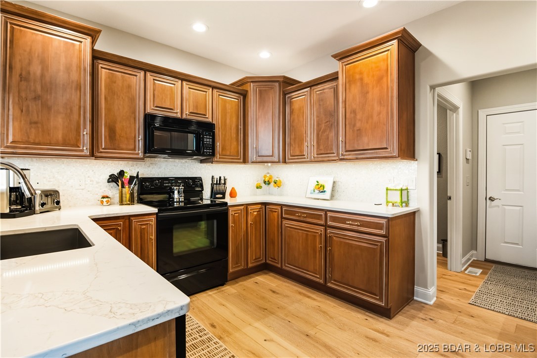 Porto Cima, Missouri 65079, United States, 3 Bedrooms Bedrooms, ,3 BathroomsBathrooms,Residential,Contingent,254015