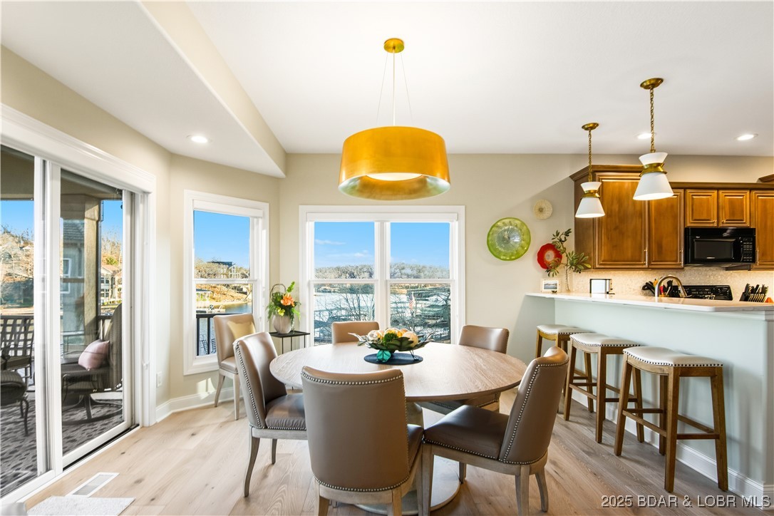 Porto Cima, Missouri 65079, United States, 3 Bedrooms Bedrooms, ,3 BathroomsBathrooms,Residential,Contingent,254015