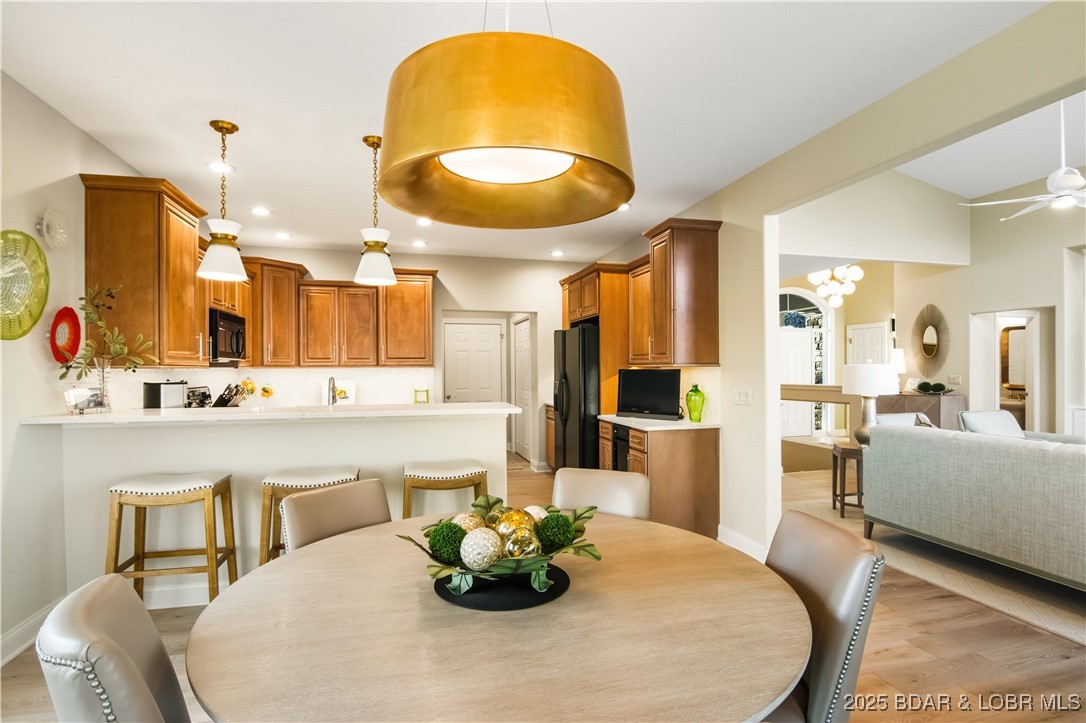 Porto Cima, Missouri 65079, United States, 3 Bedrooms Bedrooms, ,3 BathroomsBathrooms,Residential,Contingent,254015