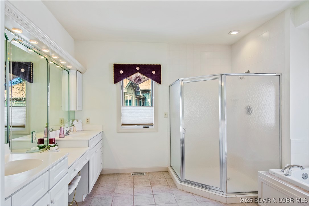 Four Seasons, Missouri 65049, United States, 4 Bedrooms Bedrooms, ,4 BathroomsBathrooms,Residential,Active,101300