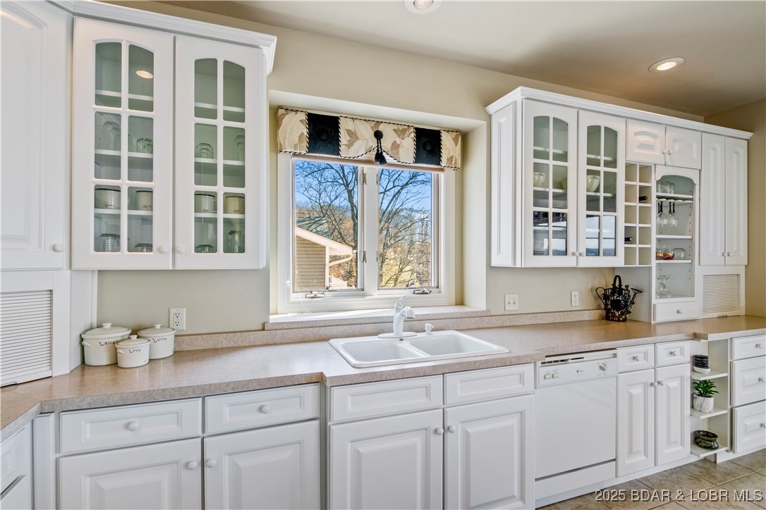 Four Seasons, Missouri 65049, United States, 4 Bedrooms Bedrooms, ,4 BathroomsBathrooms,Residential,Active,101300