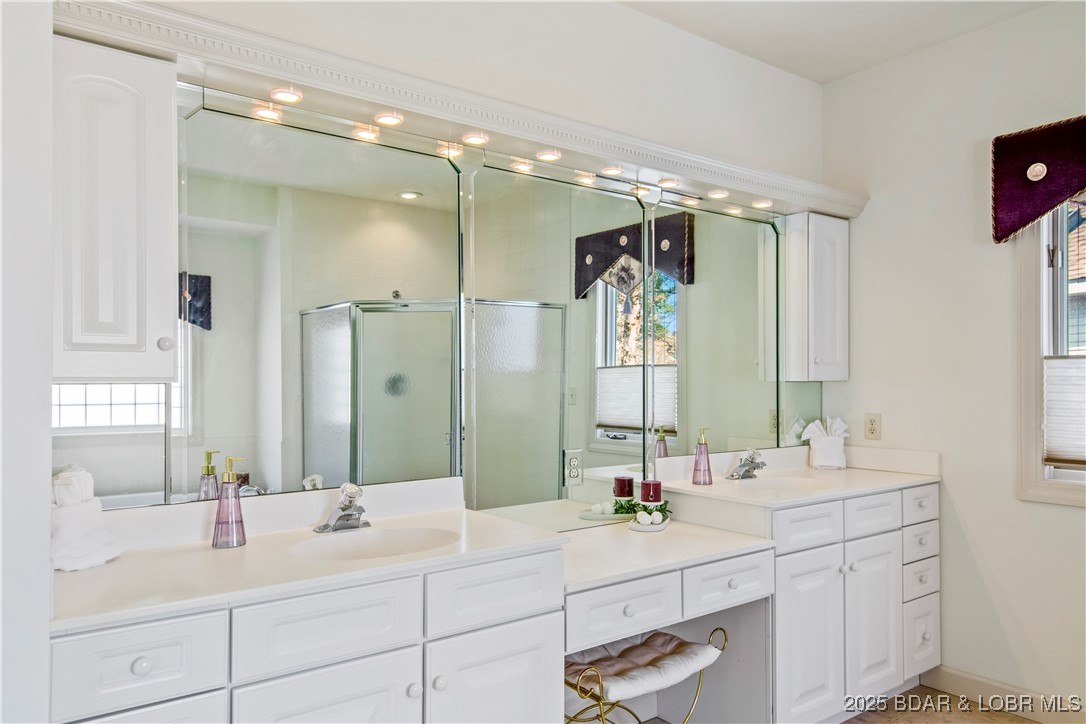 Four Seasons, Missouri 65049, United States, 4 Bedrooms Bedrooms, ,4 BathroomsBathrooms,Residential,Active,101300