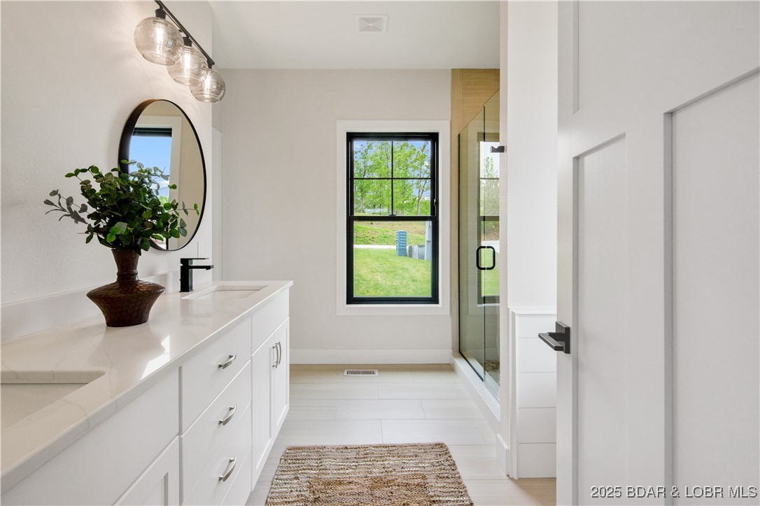 Camdenton, Missouri 65020, United States, 4 Bedrooms Bedrooms, ,4 BathroomsBathrooms,Residential,Active,81815