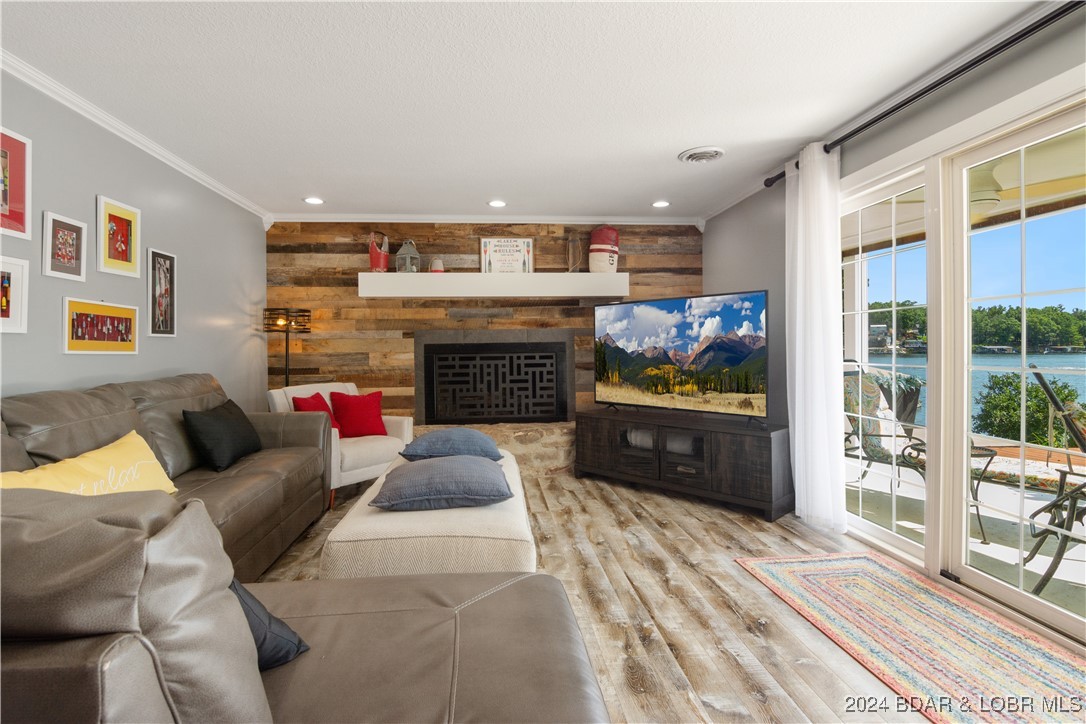 Gravois Mills, Missouri 65037, United States, 4 Bedrooms Bedrooms, ,4 BathroomsBathrooms,Residential,Pending,47461