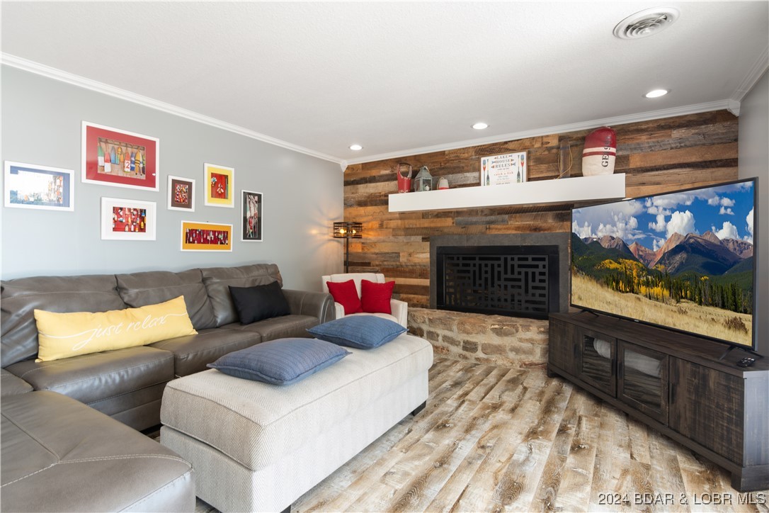 Gravois Mills, Missouri 65037, United States, 4 Bedrooms Bedrooms, ,4 BathroomsBathrooms,Residential,Pending,47461