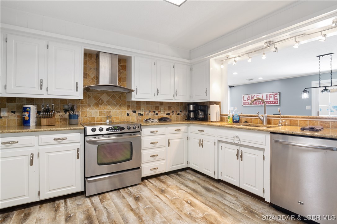 Gravois Mills, Missouri 65037, United States, 4 Bedrooms Bedrooms, ,4 BathroomsBathrooms,Residential,Pending,47461