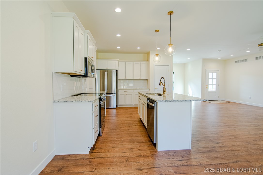 Camdenton, Missouri 65020, United States, 3 Bedrooms Bedrooms, ,2 BathroomsBathrooms,Residential,Active,245882