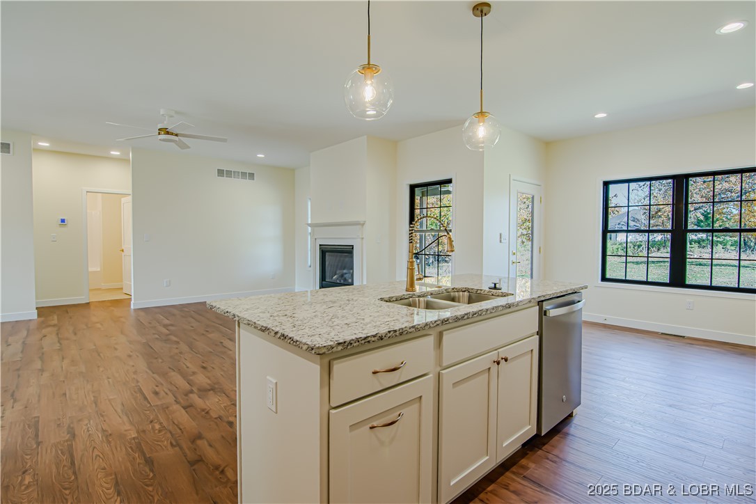 Camdenton, Missouri 65020, United States, 3 Bedrooms Bedrooms, ,2 BathroomsBathrooms,Residential,Active,245882