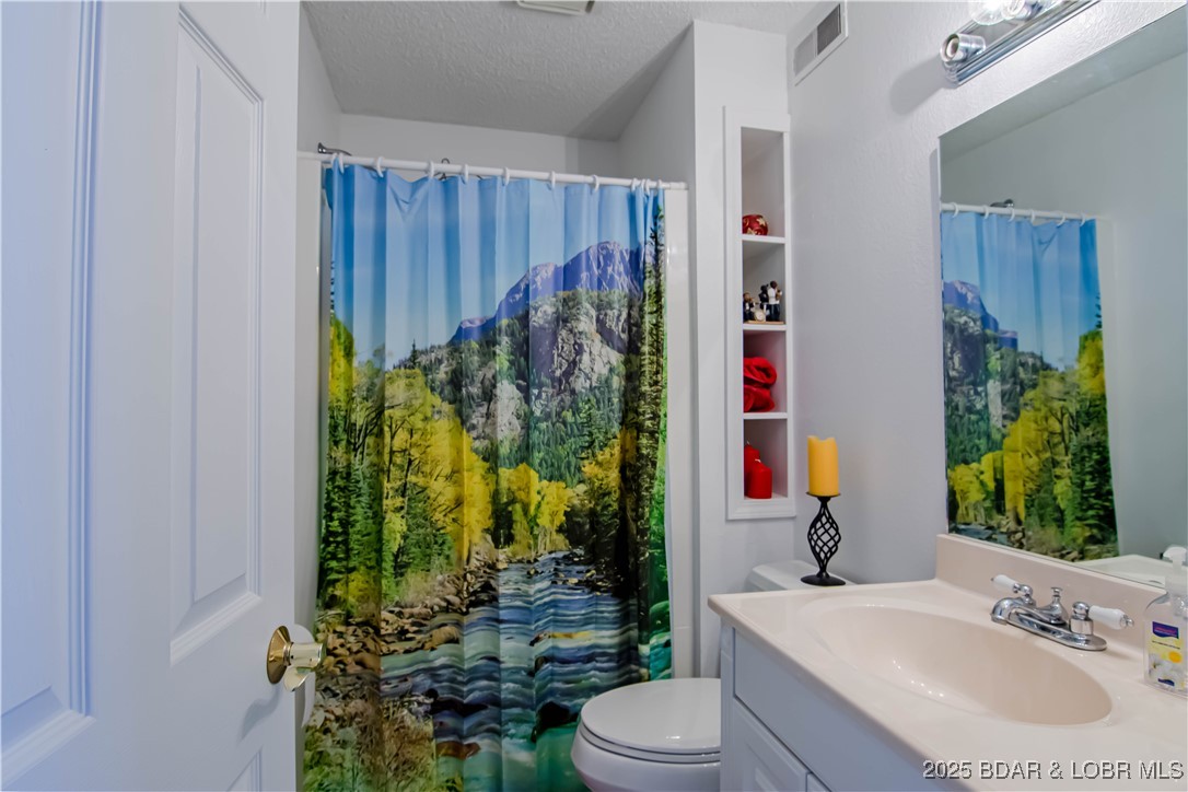 Lake Ozark, Missouri 65049, United States, 2 Bedrooms Bedrooms, ,1 BathroomBathrooms,Residential,Contingent,200972