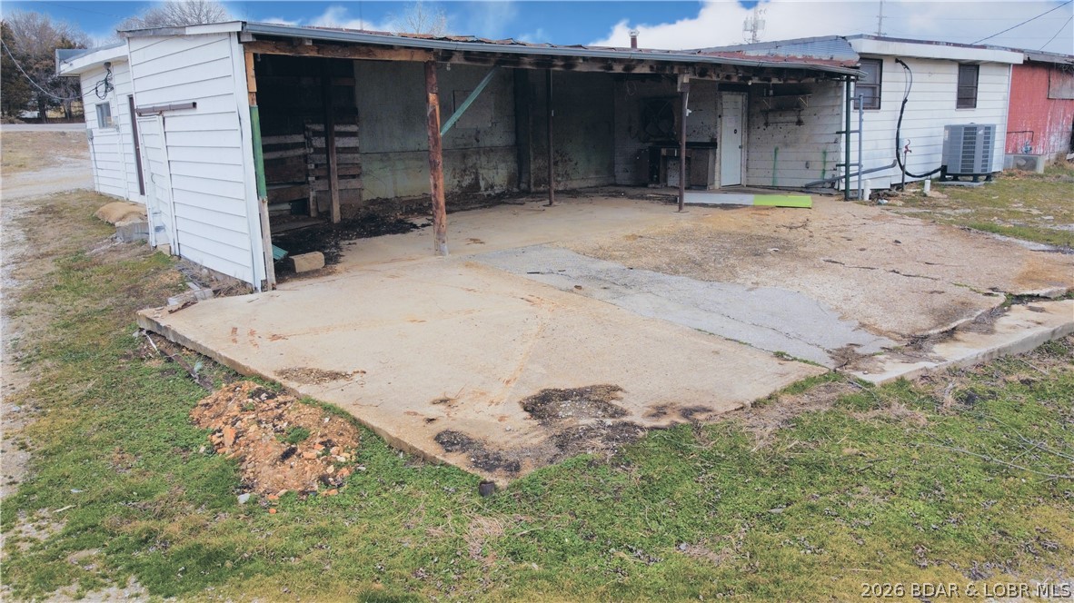 Main image without alt text