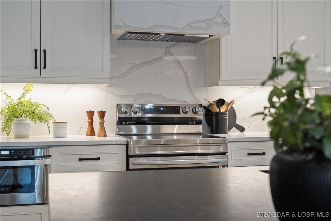 Porto Cima, Missouri 65079, United States, 4 Bedrooms Bedrooms, ,3 BathroomsBathrooms,Residential,Pending,130940