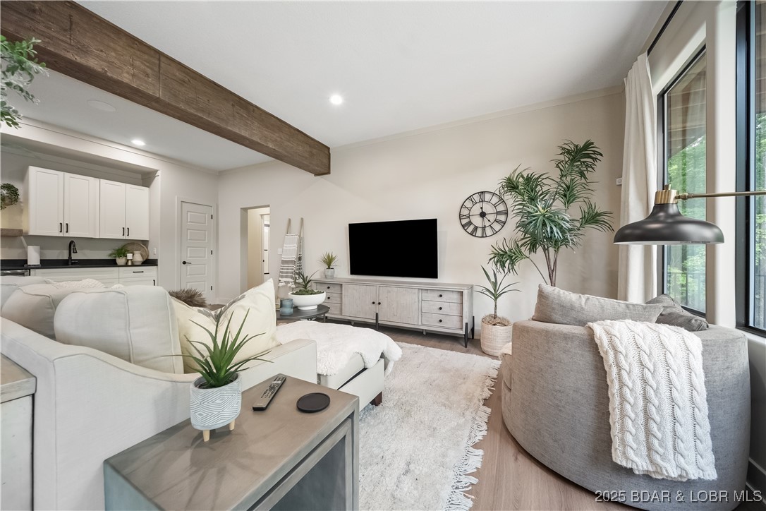 Porto Cima, Missouri 65079, United States, 4 Bedrooms Bedrooms, ,3 BathroomsBathrooms,Residential,Pending,130940