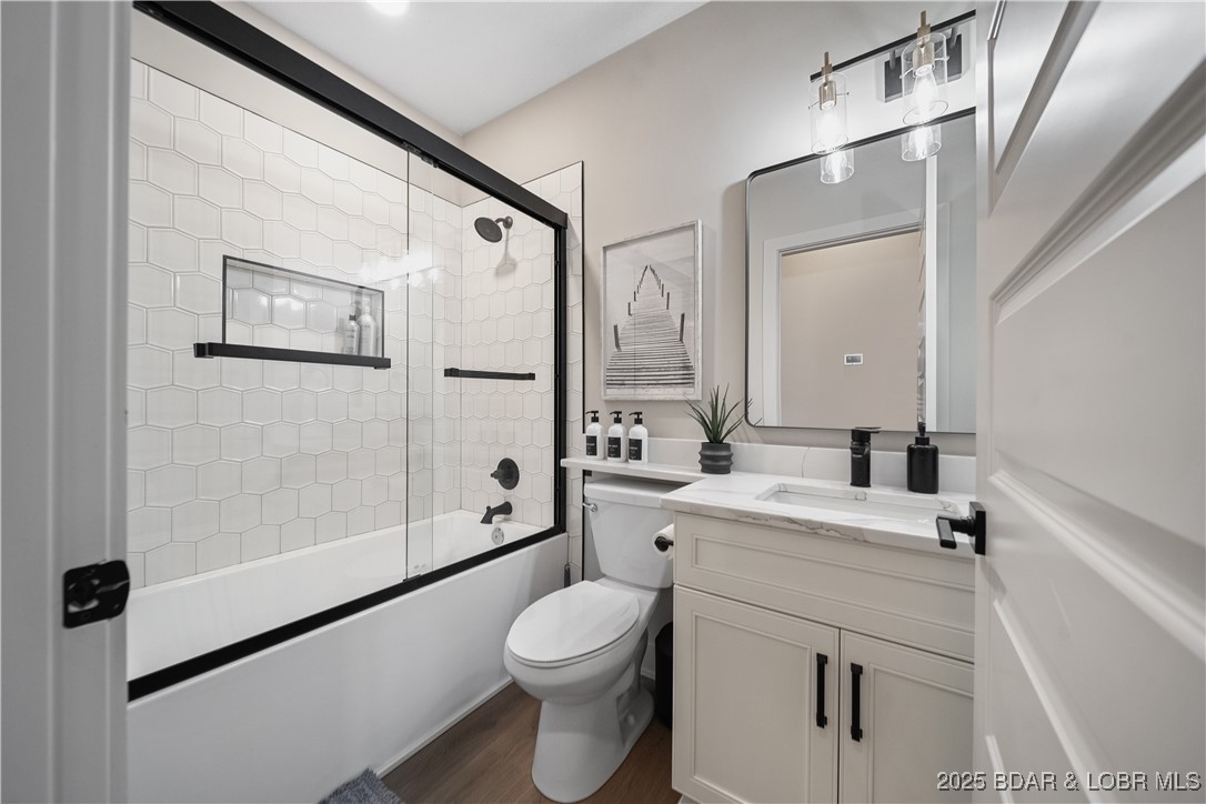 Porto Cima, Missouri 65079, United States, 4 Bedrooms Bedrooms, ,3 BathroomsBathrooms,Residential,Pending,130940