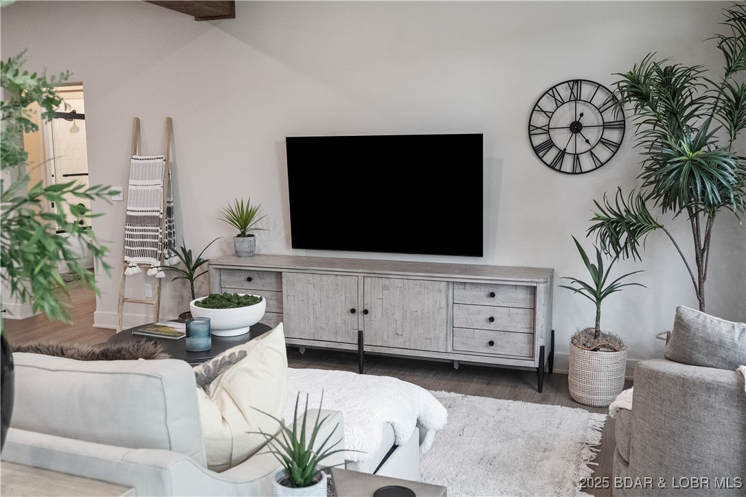 Porto Cima, Missouri 65079, United States, 4 Bedrooms Bedrooms, ,3 BathroomsBathrooms,Residential,Pending,130940