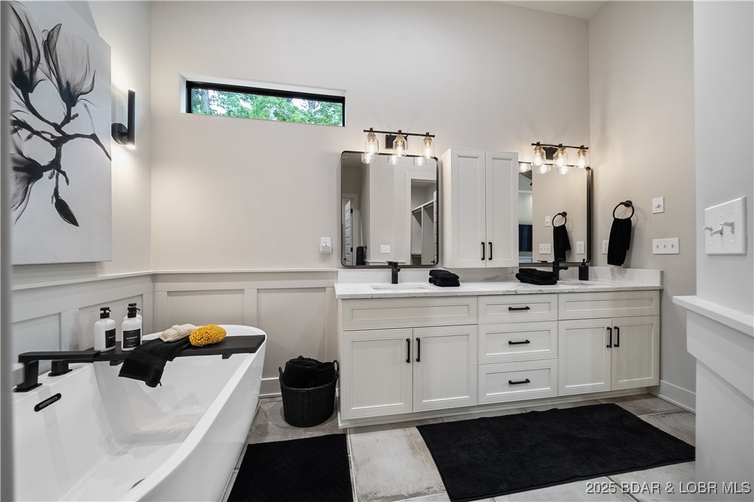 Porto Cima, Missouri 65079, United States, 4 Bedrooms Bedrooms, ,3 BathroomsBathrooms,Residential,Pending,130940