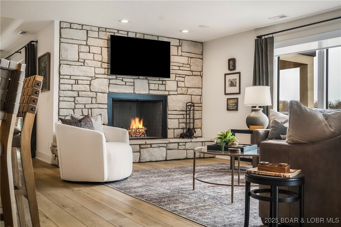 Four Seasons, Missouri 65049, United States, 4 Bedrooms Bedrooms, ,6 BathroomsBathrooms,Residential,Active,102358