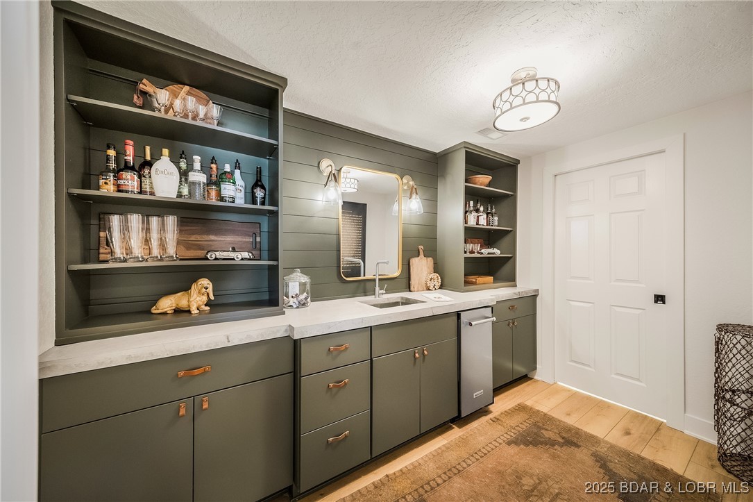 Four Seasons, Missouri 65049, United States, 4 Bedrooms Bedrooms, ,6 BathroomsBathrooms,Residential,Active,102358