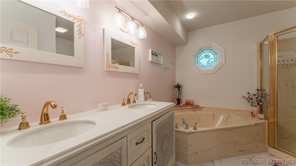 Lake Ozark, Missouri 65049, United States, 2 Bedrooms Bedrooms, ,2 BathroomsBathrooms,Residential,Active,143074