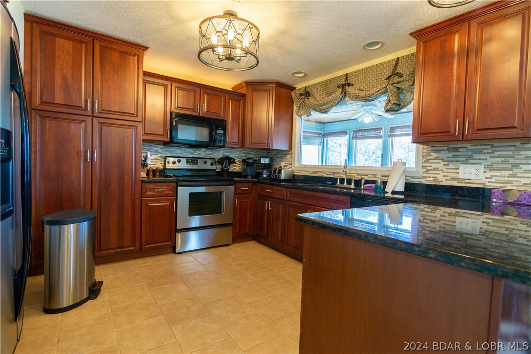 Sunrise Beach, Missouri 65079, United States, 3 Bedrooms Bedrooms, ,3 BathroomsBathrooms,Residential,Contingent,54009